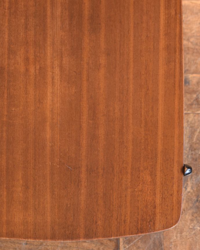 アンティークのテーブル アンティーク家具 カッコイイ北欧インテリア、ネイサン社よりヴィンテージコーヒーテーブル。近づいて見てみると・・・天板を近くで見て下さい。(z-056-f)