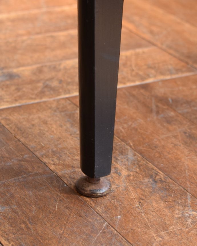 アンティークのテーブル アンティーク家具 カッコイイ北欧インテリア、ネイサン社よりヴィンテージコーヒーテーブル。持ち上げなくても移動できます!Handleのアンティークは、脚の裏にフェルトキーパーをお付けしていますので、床を滑らせてれば移動が簡単です。(z-056-f)