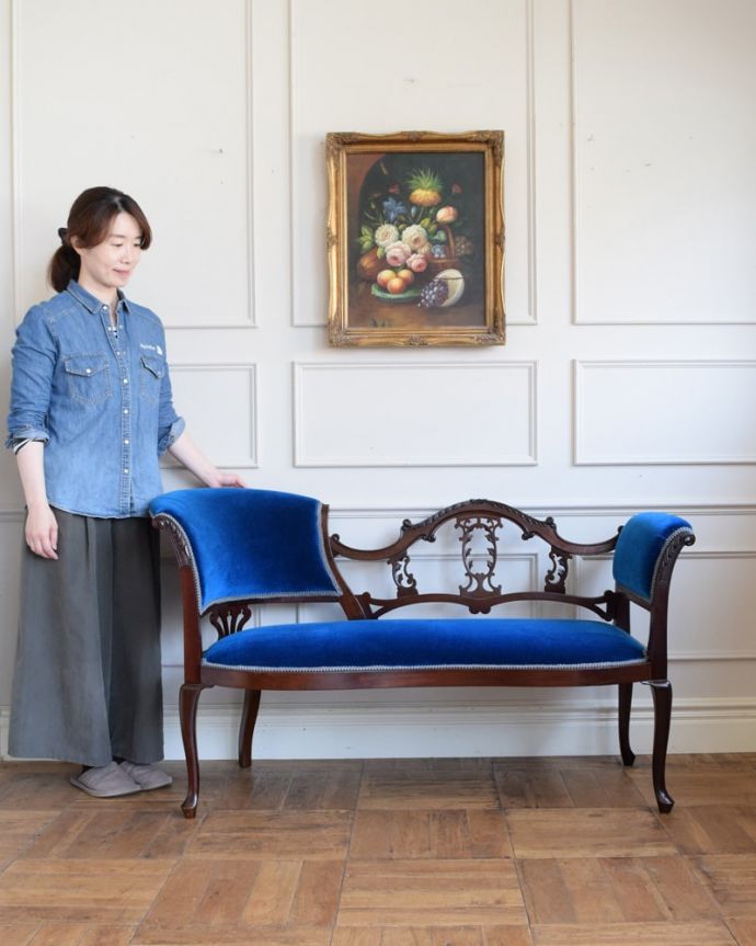 セティ・ソファ・ベンチ　アンティーク チェア　背もたれの装飾にうっとり･･･アンティークだから手に入る椅子セティ。最上級の美しさで見た人みんなを魅了する椅子アンティークの椅子の中でも特に美しいセティ。(z-057-c)