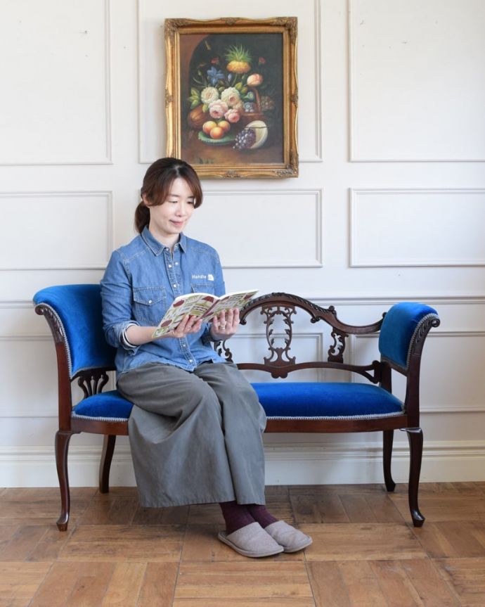 セティ・ソファ・ベンチ　アンティーク チェア　背もたれの装飾にうっとり･･･アンティークだから手に入る椅子セティ。ここに座るだけで貴婦人気分17世紀頃に誕生した肘掛けと背もたれが付いた椅子セティは、2人以上で座れるソファの前身になった椅子。(z-057-c)