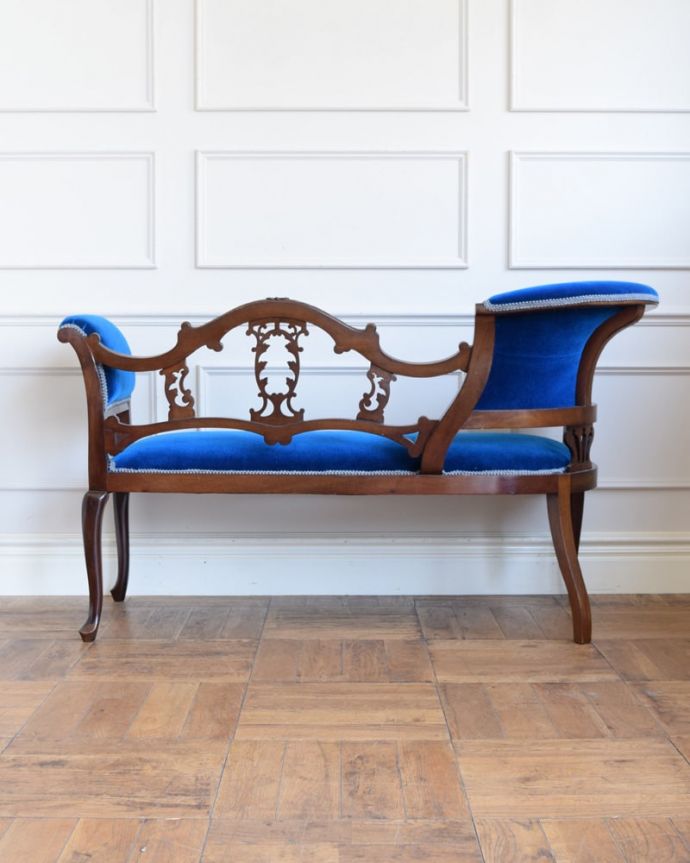 セティ・ソファ・ベンチ　アンティーク チェア　背もたれの装飾にうっとり･･･アンティークだから手に入る椅子セティ。後ろから見ても完璧な美しさもちろん、後ろ姿も優雅で美しいんです。(z-057-c)