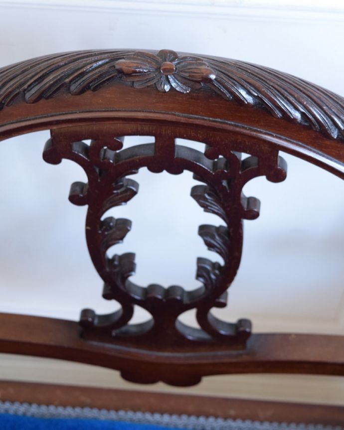 セティ・ソファ・ベンチ　アンティーク チェア　背もたれの装飾にうっとり･･･アンティークだから手に入る椅子セティ。芸術作品のような彫アンティークらしい透かし彫りの美しさに思わずうっとりしてしまいます。(z-057-c)