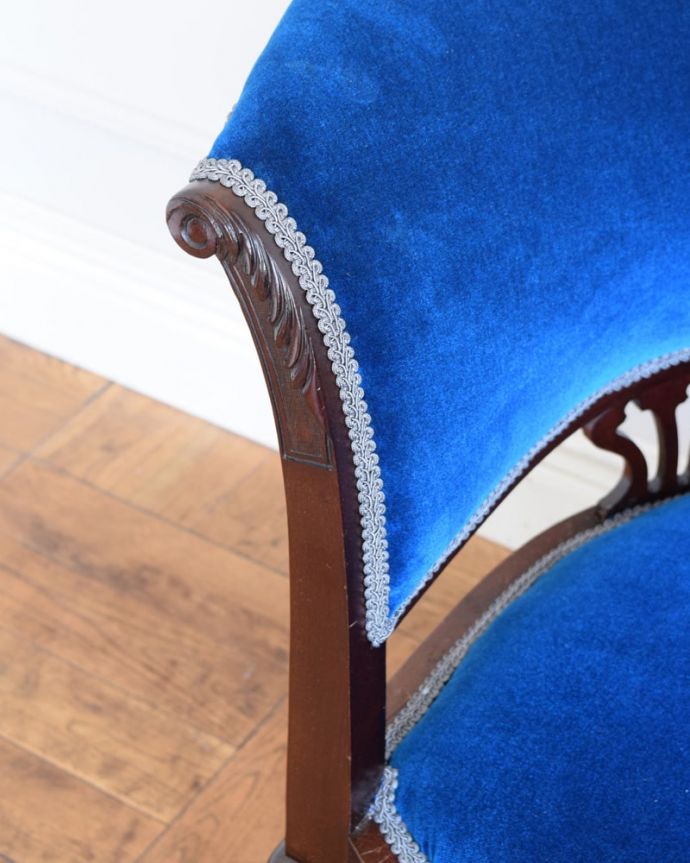 セティ・ソファ・ベンチ　アンティーク チェア　背もたれの装飾にうっとり･･･アンティークだから手に入る椅子セティ。デザインされたアーム部分肘を掛けれるようにデザインされたアームの形まで優雅なんです。(z-057-c)