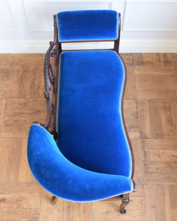 セティ・ソファ・ベンチ　アンティーク チェア　背もたれの装飾にうっとり･･･アンティークだから手に入る椅子セティ。新しい生地で張り替えました修復の際、一度、古い生地を剥がして木製部分を組みなおしし、強度を持たせてから新しい生地で張り替えました。(z-057-c)