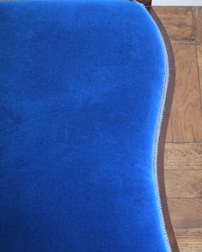 セティ・ソファ・ベンチ　アンティーク チェア　背もたれの装飾にうっとり･･･アンティークだから手に入る椅子セティ。生地のセレクトもこだわりました優雅なセティの雰囲気そのままに、一番似合う貼り座をじっくり選びました。(z-057-c)