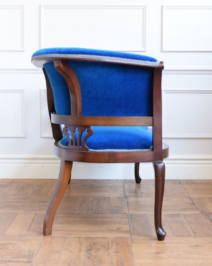 セティ・ソファ・ベンチ　アンティーク チェア　背もたれの装飾にうっとり･･･アンティークだから手に入る椅子セティ。気品の感じられる横顔横から見ても優雅さは同じ。(z-057-c)