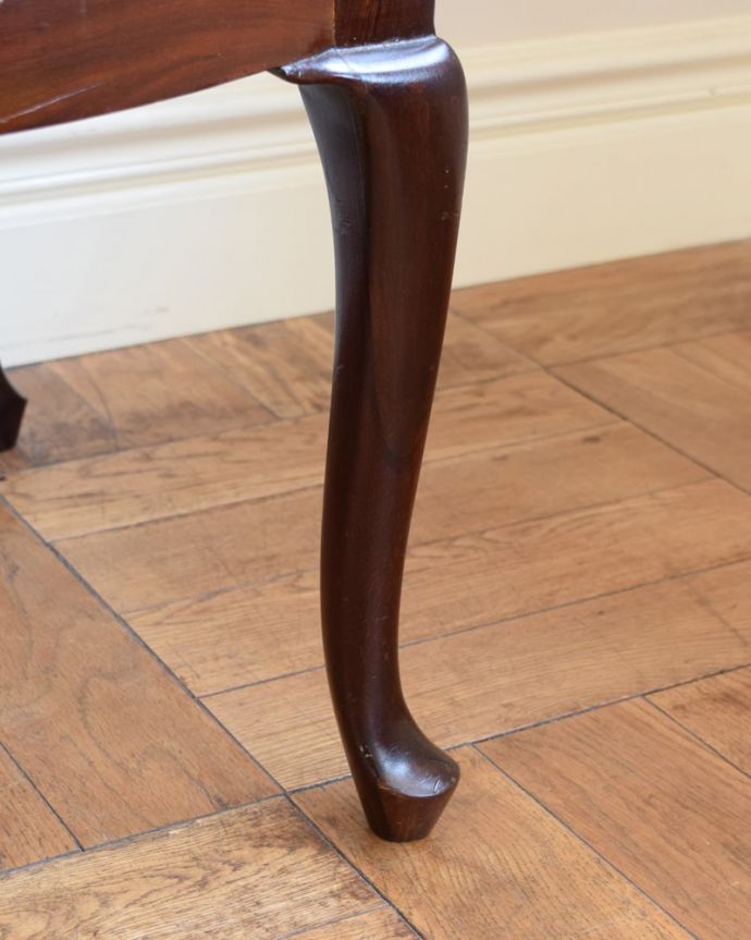 セティ・ソファ・ベンチ　アンティーク チェア　背もたれの装飾にうっとり･･･アンティークだから手に入る椅子セティ。持ち上げなくても移動できます！Handleのアンティークは、脚の裏にフェルトキーパーをお付けしていますので、持ち上げなくても床を滑らせて移動させることが出来ます。(z-057-c)