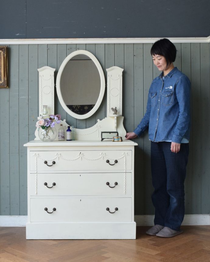 アンティークのドレッサー　アンティーク家具　フレンチスタイルのアンティーク家具、ホワイト色のドレッシングチェスト。いつでもお姫様気分。(z-057-f)