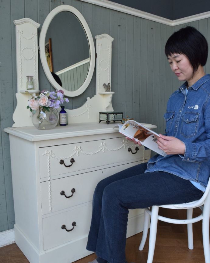 アンティークのドレッサー　アンティーク家具　フレンチスタイルのアンティーク家具、ホワイト色のドレッシングチェスト。座るだけで女子力をUPさせてくれます鏡の前に座るだけで、一瞬でお姫様気分にしてくれる美しいドレッシングチェスト。(z-057-f)