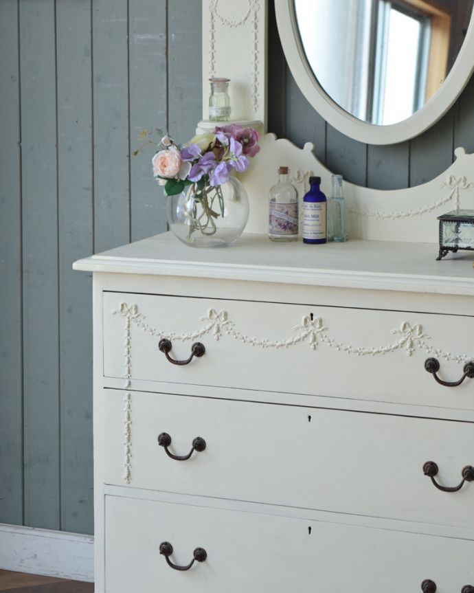 アンティークのドレッサー　アンティーク家具　フレンチスタイルのアンティーク家具、ホワイト色のドレッシングチェスト。自分だけのヒミツを収納引き出しもたくさんあるから収納としても便利な家具。(z-057-f)