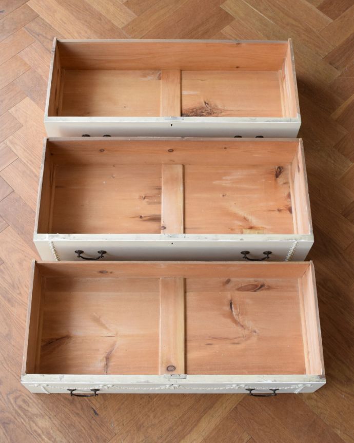 アンティークのドレッサー　アンティーク家具　フレンチスタイルのアンティーク家具、ホワイト色のドレッシングチェスト。引き出しの中もキレイに修復しました何も入れてもいいように職人がキレイにお直しした引き出しなので、中もキレイです。(z-057-f)