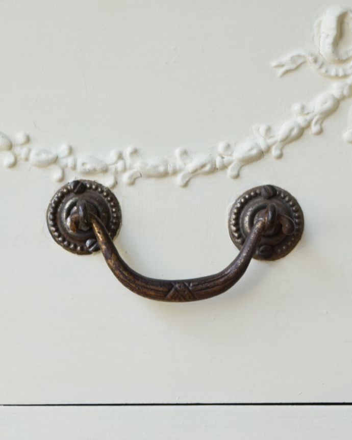 アンティークのドレッサー　アンティーク家具　フレンチスタイルのアンティーク家具、ホワイト色のドレッシングチェスト。取っ手のデザインも優雅こんな小さなパーツにもこだわっているところがアンティーク家具のよさです。(z-057-f)