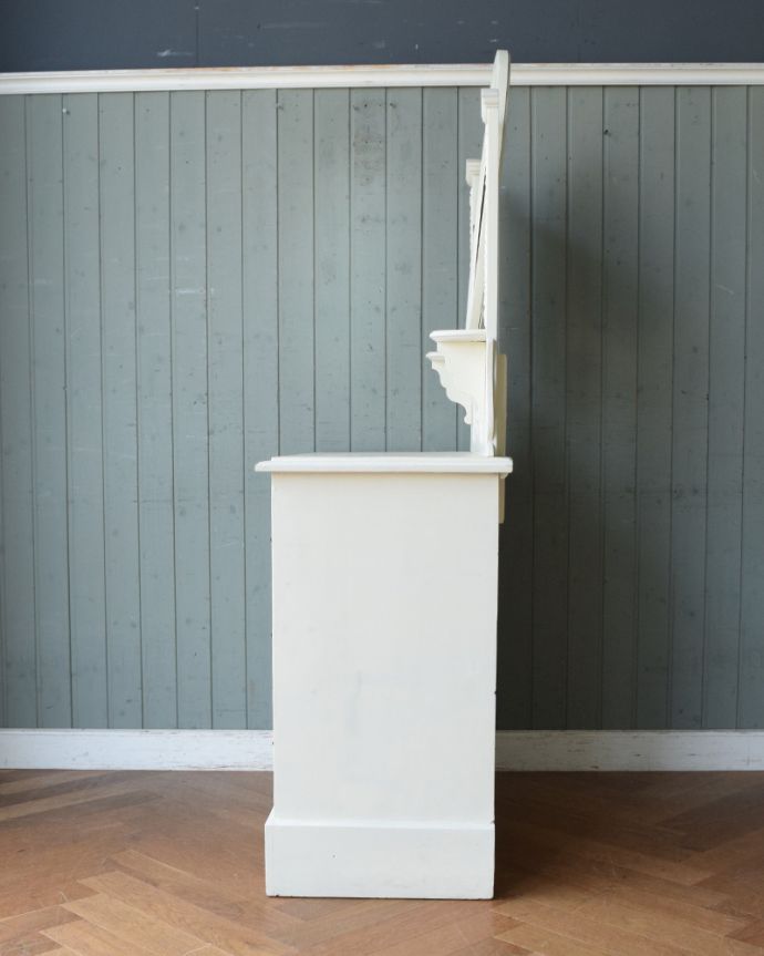 アンティークのドレッサー　アンティーク家具　フレンチスタイルのアンティーク家具、ホワイト色のドレッシングチェスト。横から見てもステキフランスらしく優雅な横顔。(z-057-f)