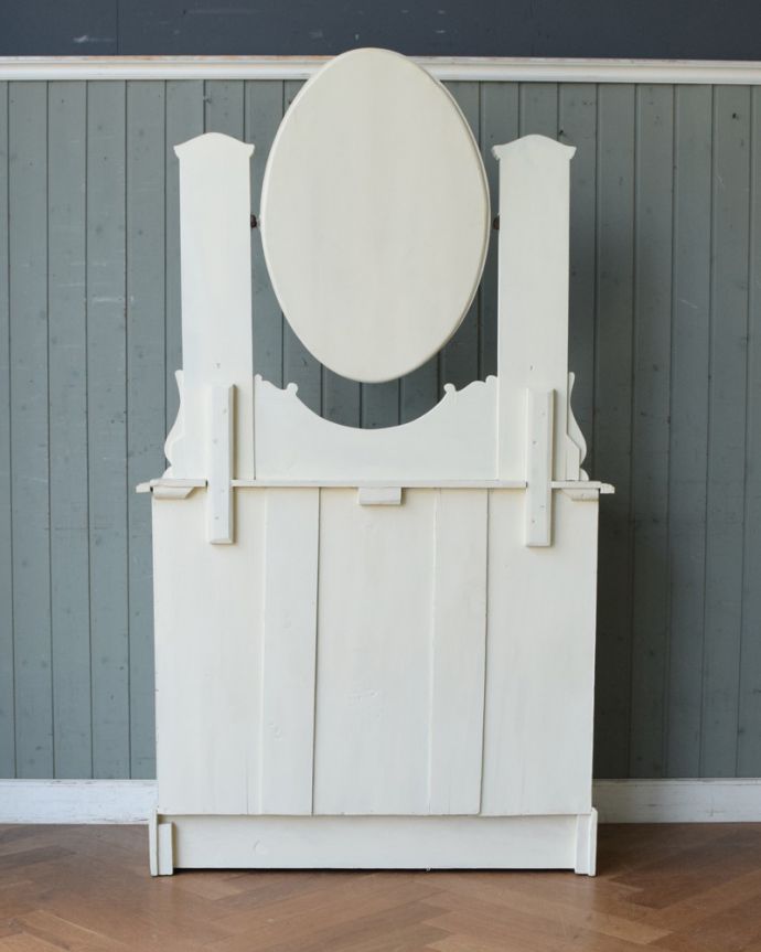 アンティークのドレッサー　アンティーク家具　フレンチスタイルのアンティーク家具、ホワイト色のドレッシングチェスト。優雅な後ろ姿アンティークは新品ではないので経年変化によるキズはありますが、専門の職人が修復したので後ろ姿もキレイです。(z-057-f)