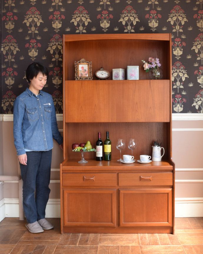 アンティークのキャビネット　アンティーク家具　ヴィンテージ家具、William Lawrence（ウィリアムローレンス）のキャビネット。シンプルな中に感じられるあたたかさスッキリとカッコイイ雰囲気が人気の北欧スタイルのキャビネット。(z-058-f)