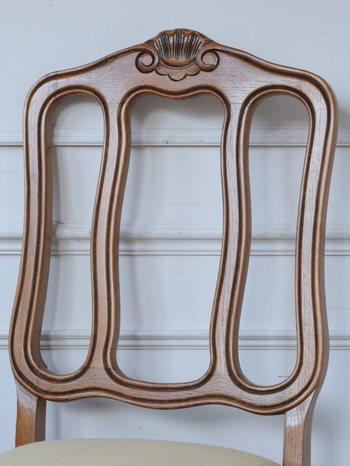 フランスのアンティークチェア、背もたれの彫りが華やかなダイニング