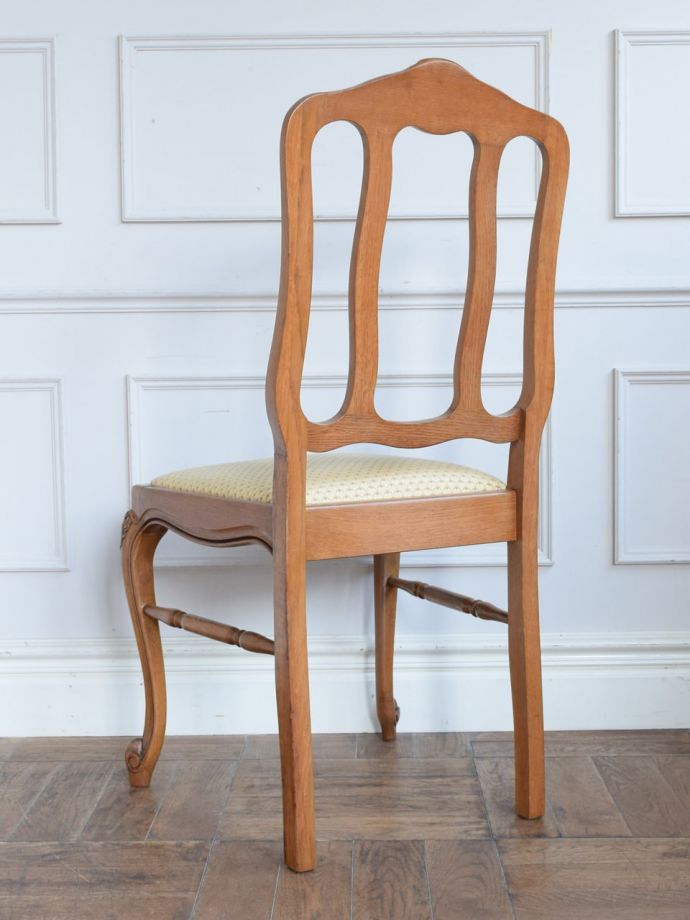 フランスのアンティークチェア、背もたれの彫りが華やかなダイニング