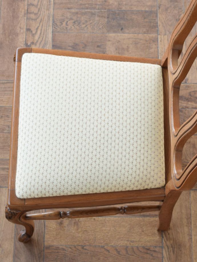 フランスのアンティークチェア、背もたれの彫りが華やかなダイニング