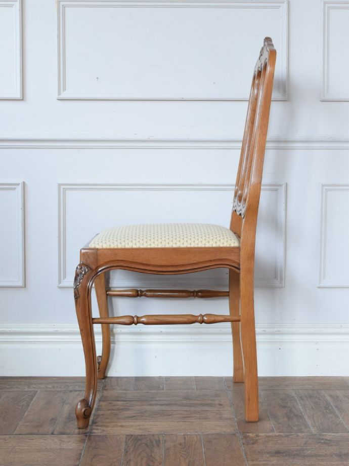 フランスのアンティークチェア、背もたれの彫りが華やかなダイニング