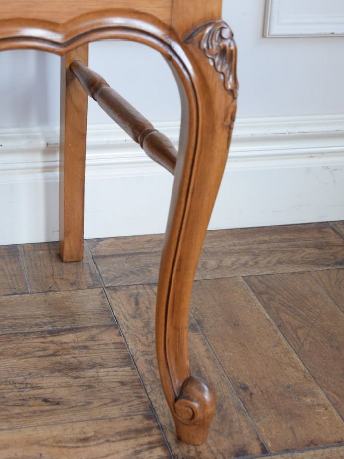 フランスのアンティークチェア、背もたれの彫りが華やかなダイニング