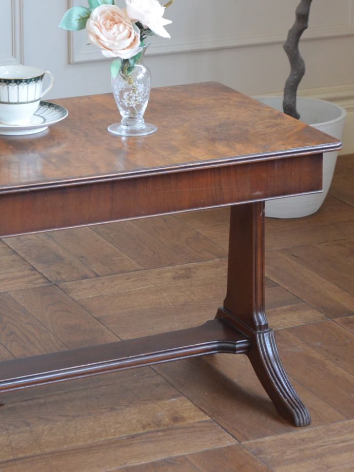 英国のアンティーク家具らしいデザイン