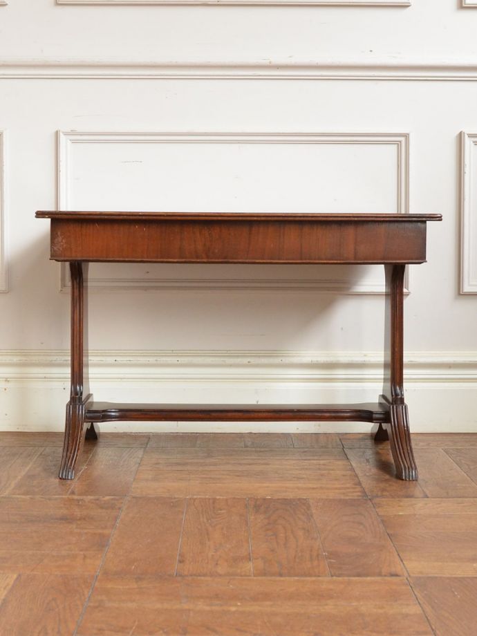 アンティークテーブルの横顔