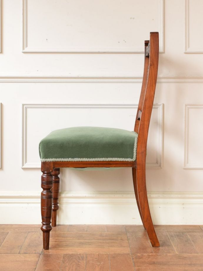 アンティークの美しい椅子、背もたれの装飾が美しいアンティークの