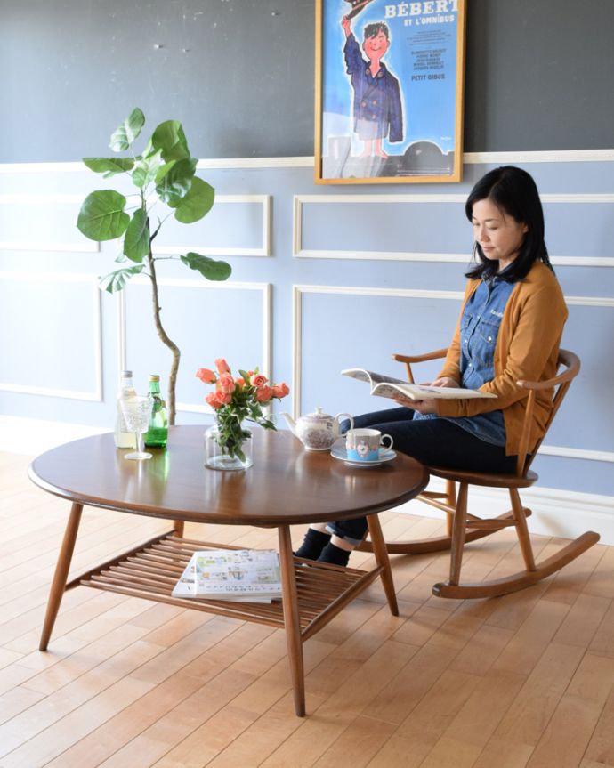 アーコールの家具　アンティーク家具　アーコールのヴィンテージ家具、マガジンラック付きのコーヒーテーブル。丸い形に癒されるアーコールのコーヒーテーブルアーコールらしいスマートなフォルムのコーヒーテーブル。(z-061-f)