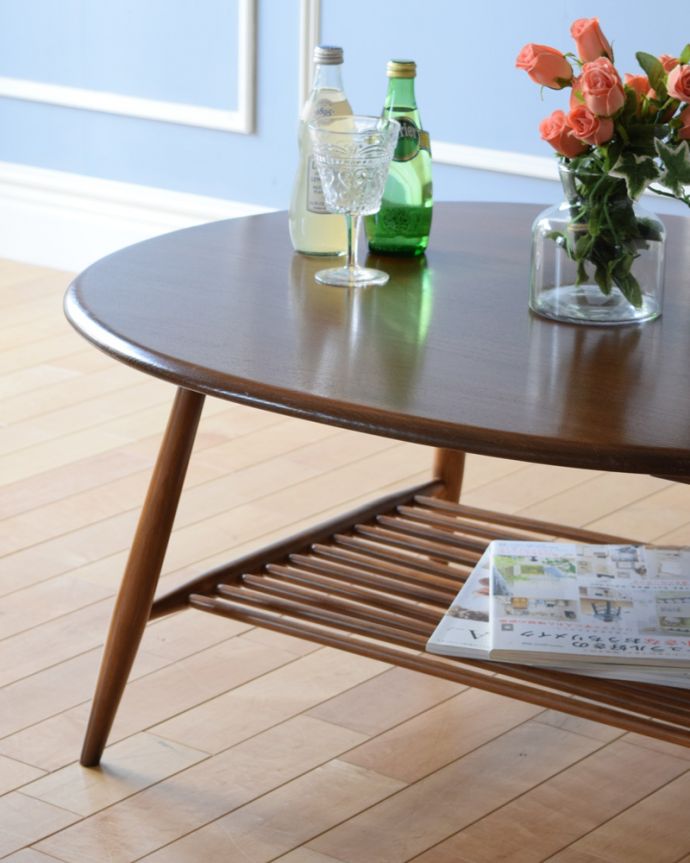 アーコールの家具　アンティーク家具　アーコールのヴィンテージ家具、マガジンラック付きのコーヒーテーブル。シンプルでスッキリ。(z-061-f)