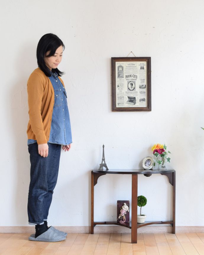 アンティークのテーブル アンティーク家具 アンティークの英国家具、ハーフムーン型のコンソールテーブル。壁にピタッと付けるだけで出来るおしゃれコーナーハーフムーン型のコンソールテーブルは見せる場所を作ってくれる最強のアンティーク家具。(z-062-f)