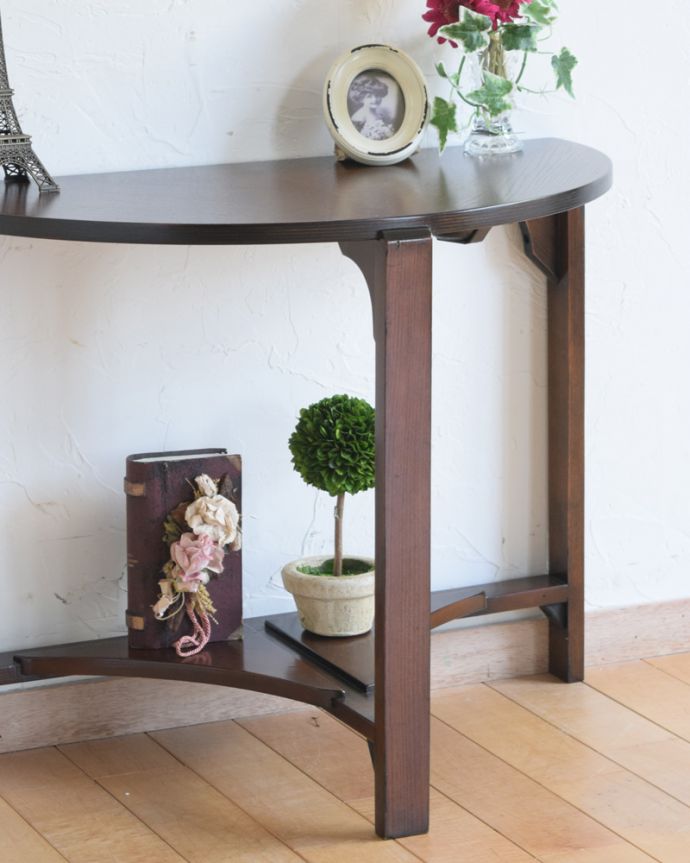 アンティークのテーブル アンティーク家具 アンティークの英国家具、ハーフムーン型のコンソールテーブル。美しいデザインが印象的実用性を求めない見せ場を作ってくれるコンソールは、何より見た目が重要。(z-062-f)