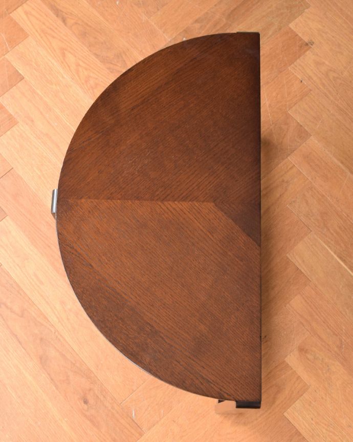 アンティークのテーブル アンティーク家具 アンティークの英国家具、ハーフムーン型のコンソールテーブル。上から見ると半分のお月様が見えますハーフムーン(半月型)の天板には、何を置いても素敵に魅せてくれる力があります。(z-062-f)