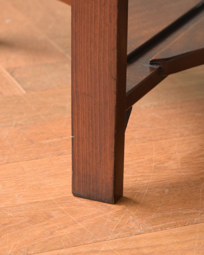 アンティークのテーブル アンティーク家具 アンティークの英国家具、ハーフムーン型のコンソールテーブル。持ち上げなくても移動できます!Handleのアンティークは、脚の裏にフェルトキーパーをお付けしていますので、床を滑らせてれば女性1人でも移動が簡単です。(z-062-f)