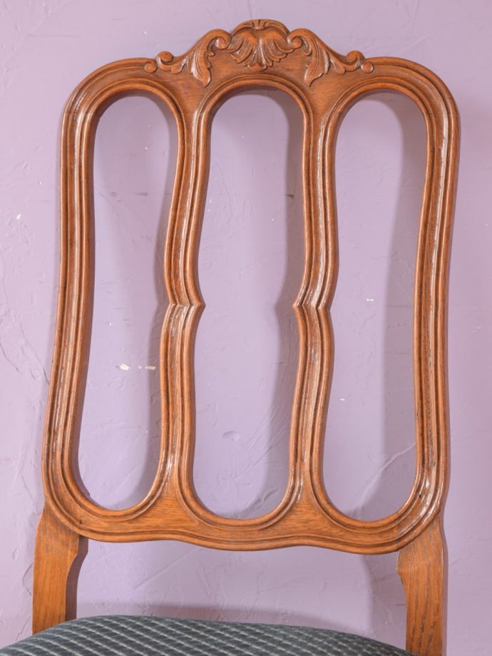 フランスの椅子らしい優雅な装飾