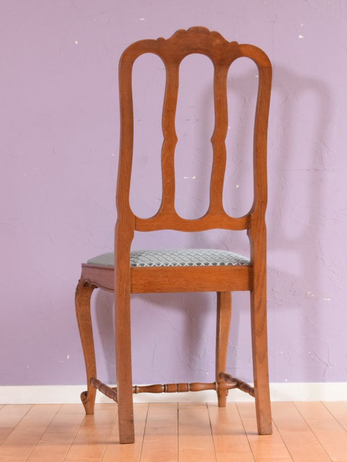 アンティークダイニングチェアの後ろ姿