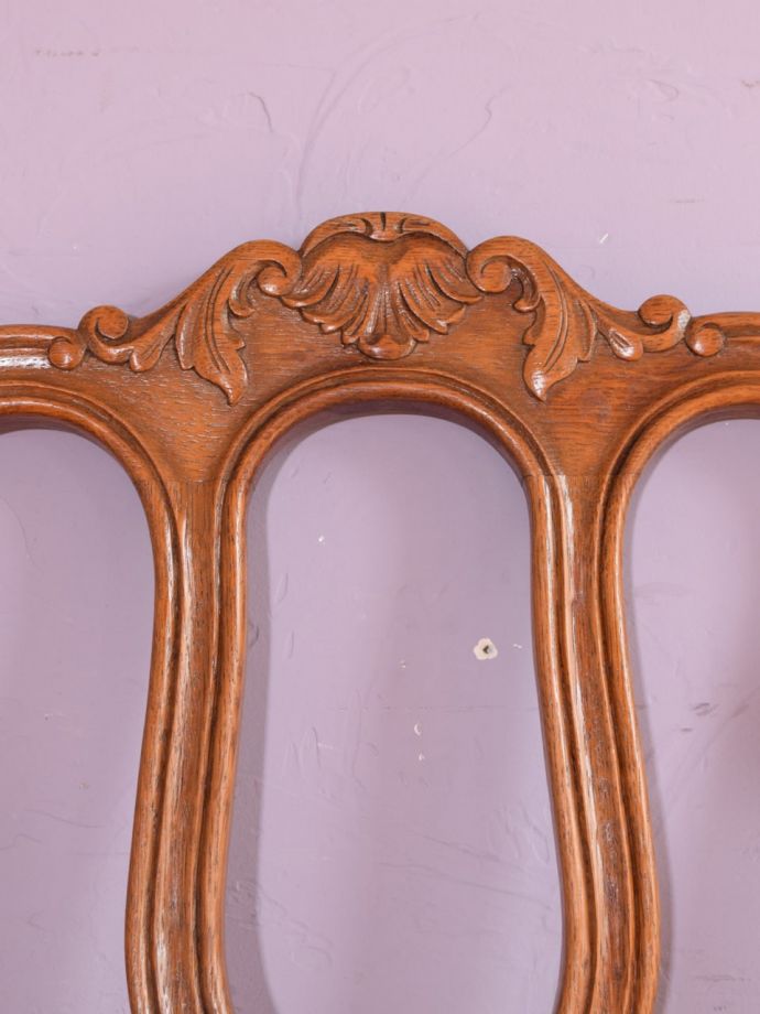 フランスの椅子らしい優雅な装飾