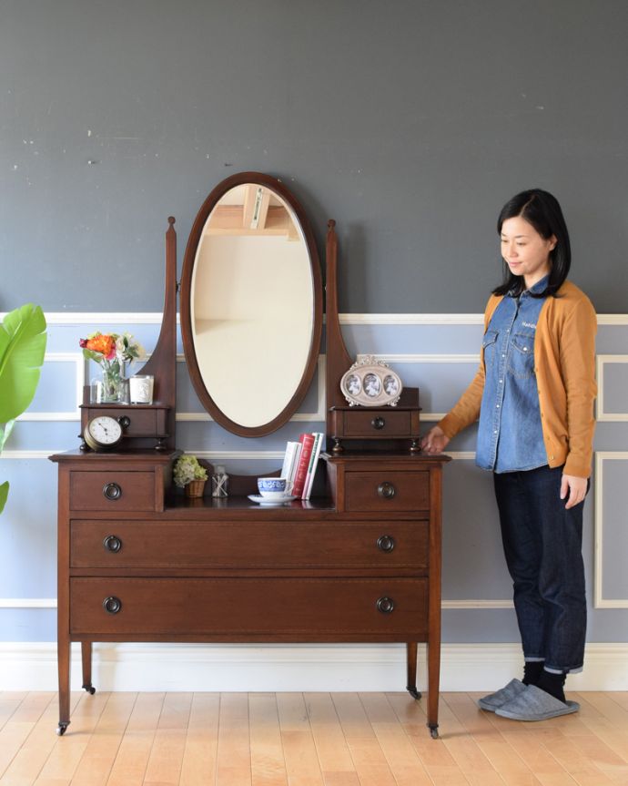 英国アンティークのドレッサー