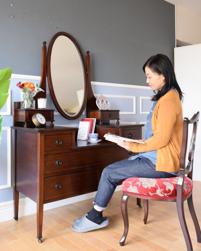 便利に使えるアンティークのドレッサー