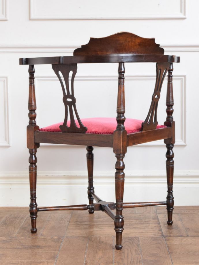 アンティークのコーナーチェアの後ろ姿