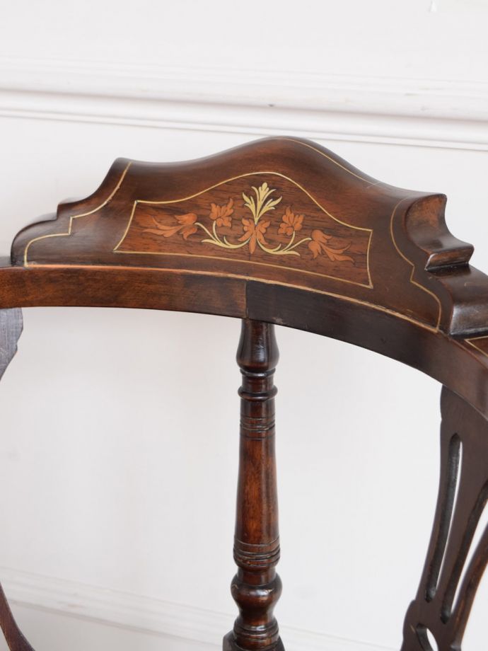 英国アンティーク家具らしい装飾