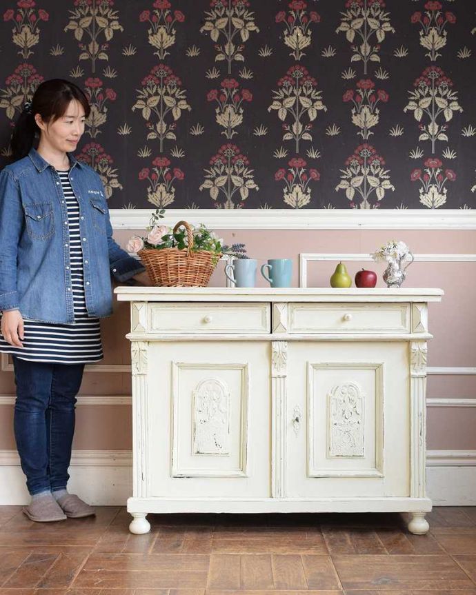 アンティークのキャビネット アンティーク家具 フランスらしい彫りが美しいキャビネット、ホワイトペイントのアンティークキャビネット(カウンター) 。お部屋をパッと彩るフランスらしい色使いフランスらしい色使いのキャビネットは、お部屋の中をパッと明るくなる華やかに彩ってくれるんです。(z-064-f)