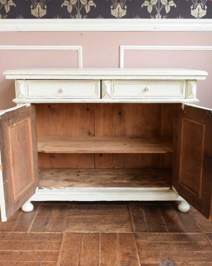 アンティークのキャビネット アンティーク家具 フランスらしい彫りが美しいキャビネット、ホワイトペイントのアンティークキャビネット(カウンター) 。扉を開けて中を見ると・・・ペイントの家具は中身が勝負!何度も何度もお掃除してキレイに仕上げました!安心していろんなものを収納してお使いください。(z-064-f)