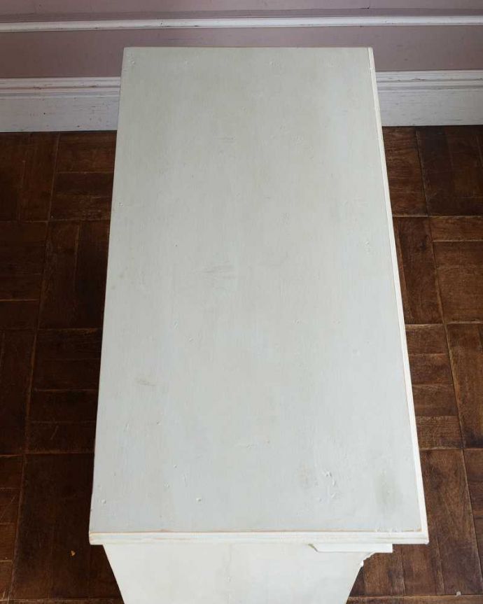 アンティークのキャビネット アンティーク家具 フランスらしい彫りが美しいキャビネット、ホワイトペイントのアンティークキャビネット(カウンター) 。上から見てみると・・・天板もこんな感じでアンティークの風合いだけを残して仕上げたので、満足して頂ける自信があります。(z-064-f)