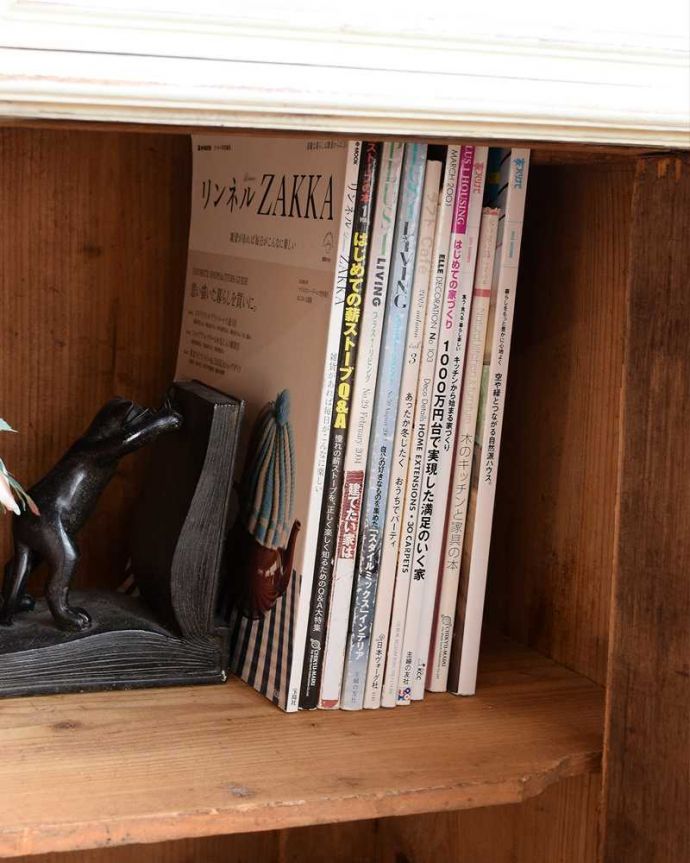 アンティークのキャビネット アンティーク家具 フランスらしい彫りが美しいキャビネット、ホワイトペイントのアンティークキャビネット(カウンター) 。扉の中は収納たっぷりA4サイズの雑誌までしっかり収納出来ちゃう大きさ。(z-064-f)