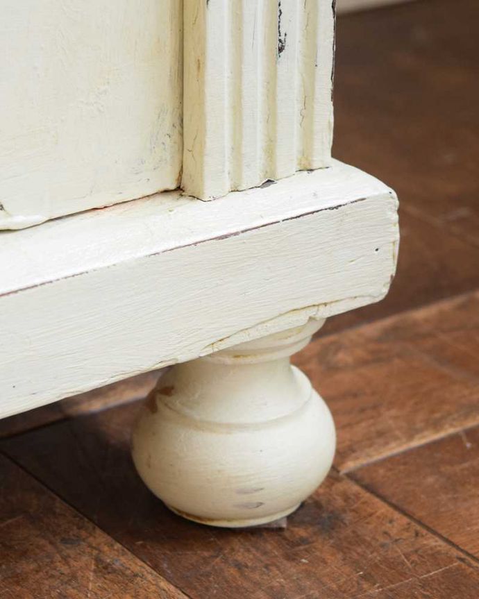 アンティークのキャビネット アンティーク家具 フランスらしい彫りが美しいキャビネット、ホワイトペイントのアンティークキャビネット(カウンター) 。女性1人でもラクに運べちゃうヒミツHandleのアンティークは、脚の裏にフェルトキーパーをお付けしているので、床を滑らせれば女性でも移動がカンタンに出来ます!。(z-064-f)