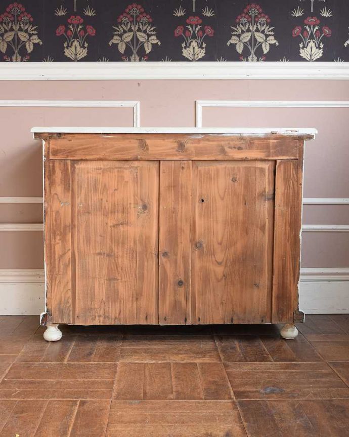 アンティークのキャビネット アンティーク家具 フランスらしい彫りが美しいキャビネット、ホワイトペイントのアンティークキャビネット(カウンター) 。後ろ姿も見て下さい。(z-064-f)