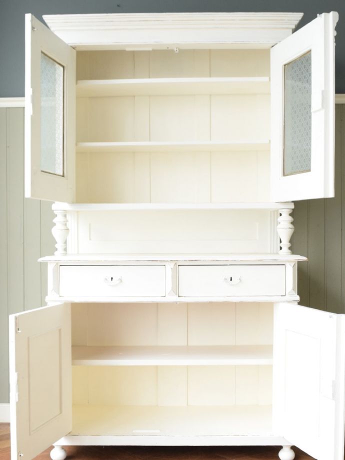 フランスから届いたアンティークの食器棚、フレンチシックなペイント