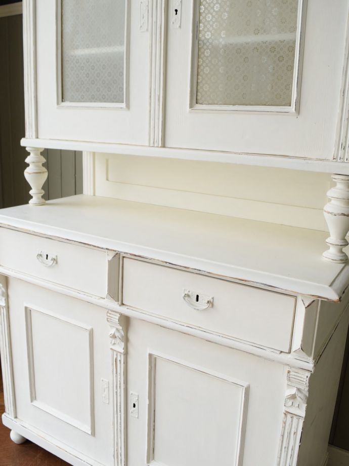 フランスから届いたアンティークの食器棚、フレンチシックなペイント