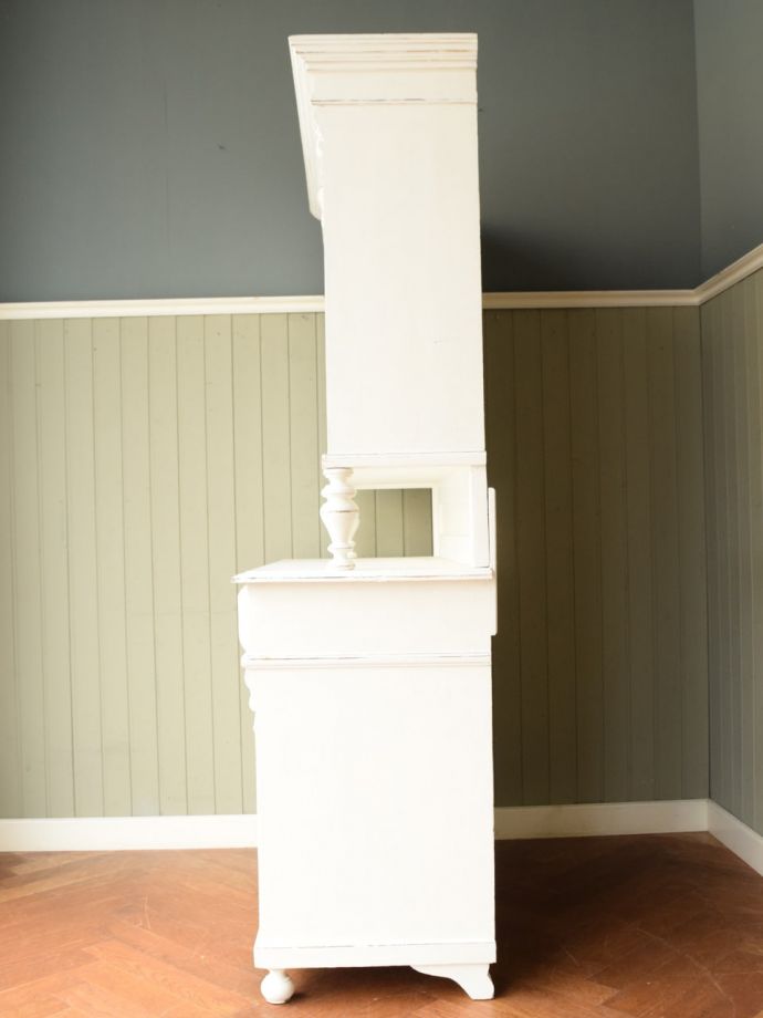 キャビネットの横顔