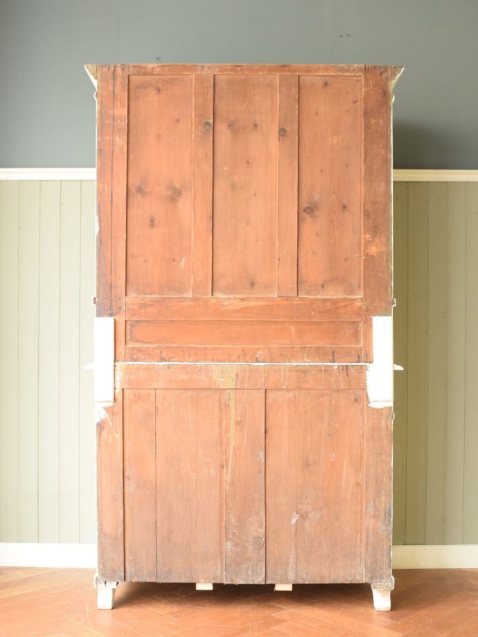 キャビネットの後ろ姿